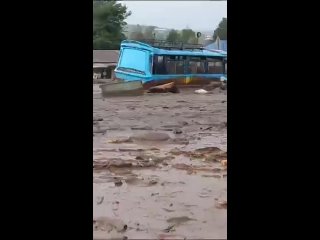 В Танзании поплыли дороги — в стране мощные ливневые паводки, вызванные проливными дождями.