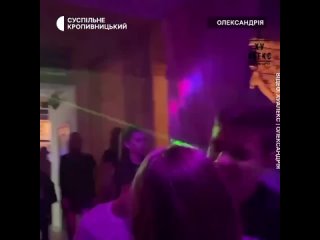 В одном из баров в Кировоградской области Украины во время комендантского часа поставили песню «Калинка-малинка»