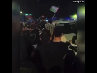 Дагестан  Пытаются перевернуть машину полиции.   ️А в машине, по мнению протестующих, тоже евреи еха