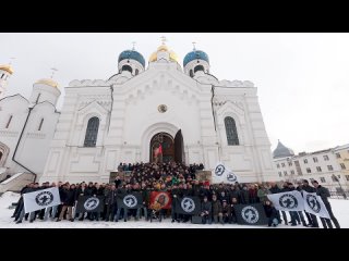 Христос Воскресе! Стою в центре первом ряду, держу флаг Русской Общины справа от образа Спасителя