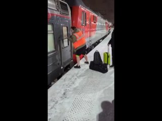 Пассажиры поезда Москва-Нижний Новгород оказались в затруднительном положении из-за замерзшей двери в своем вагоне.