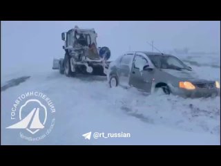 Жители Челябинской области делятся в соцсетях кадрами с последствиями мощного снегопада в регионе