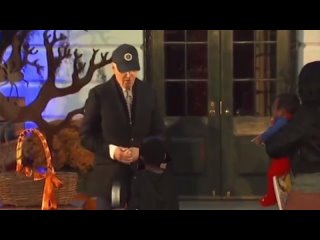 🇺🇸🤦‍ ️ El secretario de Estado estadounidense, Antony Blinken, apareció en el evento de Halloween de la Casa Blanca con sus hijo