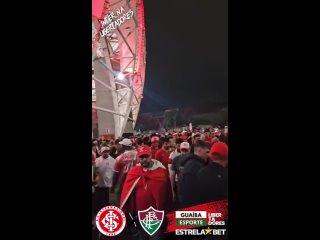 Torcedores do Fluminense fazem a festa dentro do Beira-Rio enquanto o torcedor colorado vai deixando o estádio