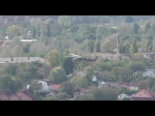 Редкие кадры: работающие под Авдеевкой ударные вертолеты Ми-28НМ оказывают огневую поддержку наступающим российским подразделени