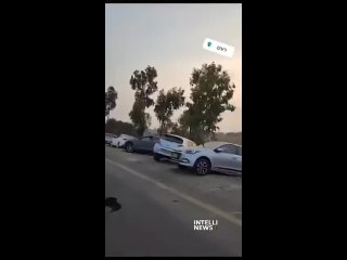 Coches quemados a ambos lados de la carretera cerca del kibutz Raim esta mañana tras el ataque de Hamás contra Israel este sábad