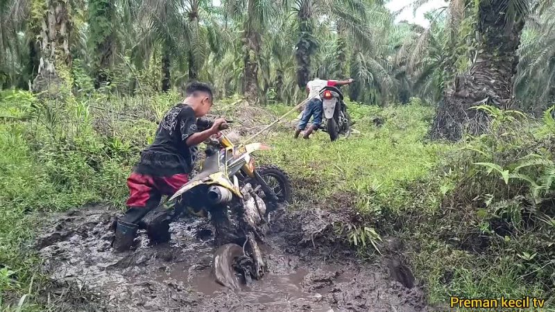 mini trail masuk lumpur langsung tarik pakai Revo