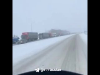 Трасса М-5 «Урал» на фоне обильного снегопада уже не первый день стоит в многокилометровых пробках.