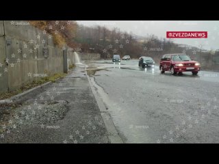 Водопады из ливневок затапливают трассы и дворы Владивостока