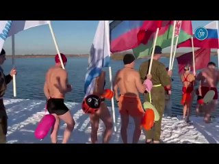 В честь Дня народного единства в Тюмени состоялся заплыв с флагами, организованный местными “моржами“
