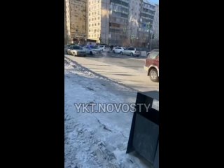 ⚡ Погоня в Якутске🚓 по улице Лермонтова возле Олимпа сотрудник ДПС “верхом“ на седане, который явно решил, что уйдет от погони.