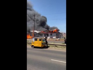 Один из самых больших мебельных магазинов в Африке столкнулся с возгоранием.