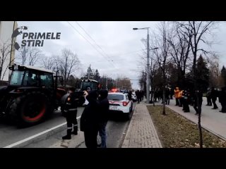 🇲🇩🇺🇦 В Молдавии продолжают протестовать фермеры. Колонна сельхозтехники вчера практически парализовала движение в центре Кишинёв