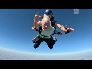 Американка в 104 года прыгнула с парашютом