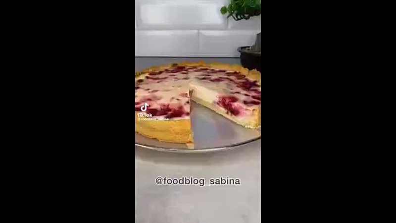 Сметанно-кремовый пирог с ягодами
