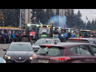 В Кишиневе фермеры вывели колонну тракторов на улицы, требуя господдержки #shorts