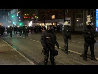 In Hamburg kam es zu schweren Ausschreitungen und Zusammenstößen mit der Polizei