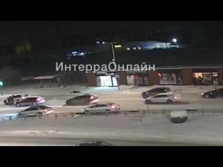 Подросток бросился под машину в Первоуральске