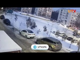 В Уфе 10-летний мальчишка катился по снежной горке на снегокате и выехал на проезжую часть прямо под колеса машины.

Школьника г
