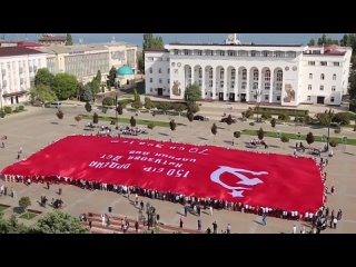 На главной площади Махачкалы развернули самое большое Знамя Победы