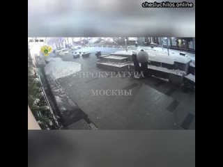 В Москве неадекват напал на парня с ножом  В одном из баров между двумя посетителями произошёл конфл