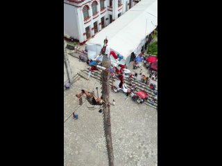 Это летуны Папантлы, и это их танец, когда они просят у Бога разрешения, чтобы у них все шло хорошо, прежде чем они... (видео)