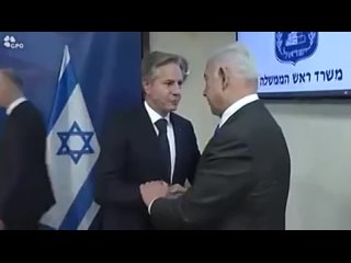 Премьер Израиля имбецил Нетаниягу, вцепился в руку госсекретаря США Блинкена😂.