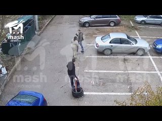 Пара из Севастополя бросилась на водителя, который не давал им поднять самопальную ограду парковки — но у агрессора сломался апп