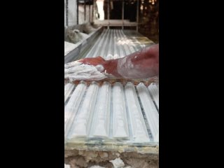 Совершенство ручной работы: процесс изготовления гипсового карниза. (видео)