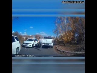 В Иркутске какой-то шизик начал кидаться на проезжающие машины и водителей с ножом. Позже он пришёл