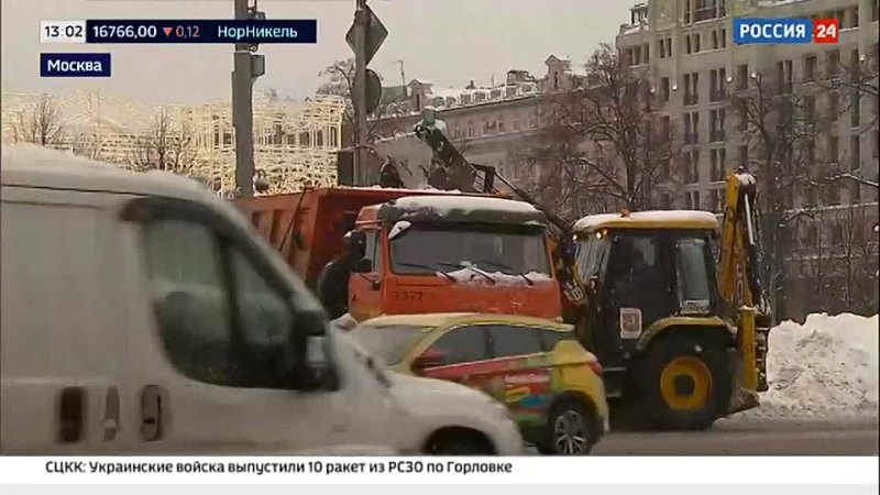 Московские улицы очищают от снега 135 тысяч