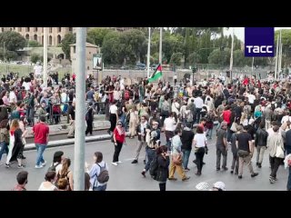 ▶️ В Риме участник акции в поддержку Палестины сорвал флаг Израиля со штаб-квартиры Продовольственной и сельскохозяйственной орг