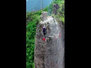 Как вам такая работа “альпиниста“? Зарабатывает более 10 000 юаней в день, ежедневно поджигая благовония для туристов