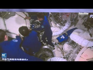 Экипаж пилотируемого корабля “Шэньчжоу-17“ вошел на китайскую космическую станцию