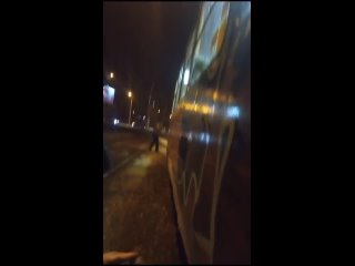 Разрисовавшие трамвай вандалы с баллончиками попали на видео в Липецке