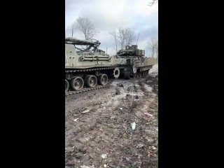 🇺🇦🇺🇸Эвакуация еще одной подбитой под Авдеевкой украинской БМП M2A2 Bradley американского производства💥

#ВСУ #ЗСУ #Авдеевка #Эва