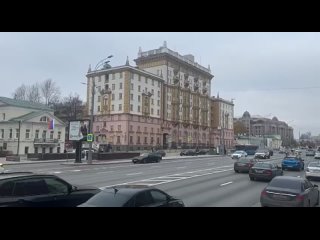 «Люди прям ликуют». В Москве проходит пробег сарматмобилей с макетом ракеты и надписью «На Вашингтон»