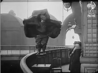 Франц Райхельт  смертельный прыжок с Эйфелевой башни. (360p) (via Skyload)