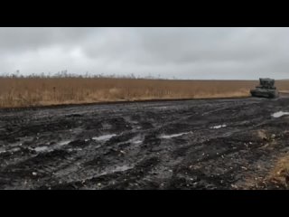 Танк Т-80 ВС РФ уничтожает позиции врага.mp4