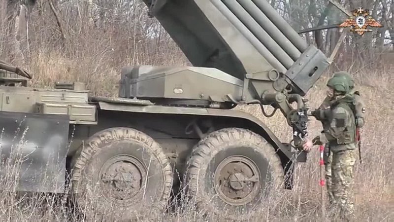 Les artilleurs de la 1ère Brigade slave des Forces armées russes frappent les positions des Forces armées