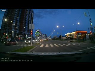 Пешеходка идёт на красный сигнал светофора (Сургут, перекресток Юности-Университетский, , 17:34)