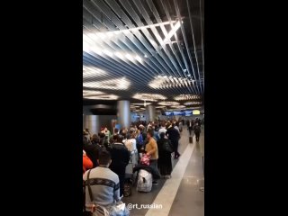 В московском аэропорту Внуково огромные очереди из-за сбоя в работе системы обработки багажа