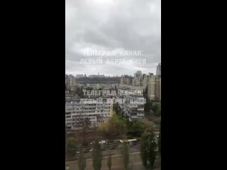 Знамение! Ураганным ветром в Киеве разорвало пополам тряпку укрорейха.