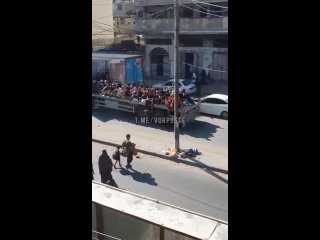 ‼️🇵🇸🥺Та самая колонна мирных жителей за минуты до удара еврейских нацистов по ним.

По предварительным данным, погибли 70 чел