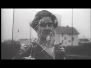 Тестирование ранней версии пуленепробиваемого стекла, когда жена подносит его к лицу в 1923