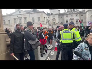 🇪🇧Estallan enfrentamientos con la policía en una manifestación a favor de Gaza en Londres