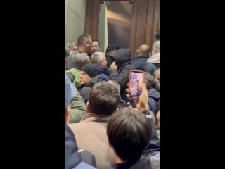 Manifestantes serbios intentan entrar a la fuerza a la Asamblea de Belgrado