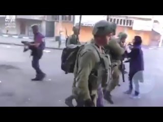 А вот реальное видео, снятое несколько лет назад в секторе Газа, на котором израильские солдаты сажают в клетку палестинских дет