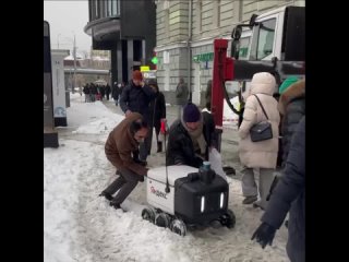 Москвичи спасают застрявшего в снеге робота-курьера