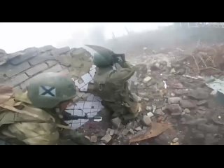 🇷🇺⚔🇺🇦 | Архив. Марьинка, ноябрь 2023г.На видео - эвакуация раненого из зоны боевых действий с использованием дымовых шашек.